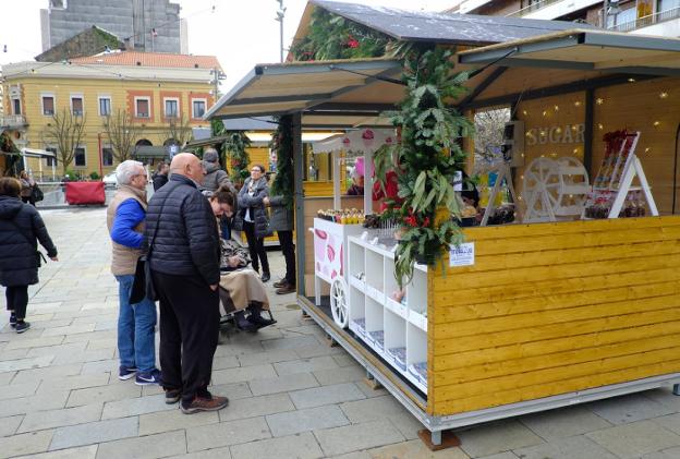 Casetas del mercado de Navidad, instalado el año pasado en los jardines de Luis Mariano. / F. DE LA HERA