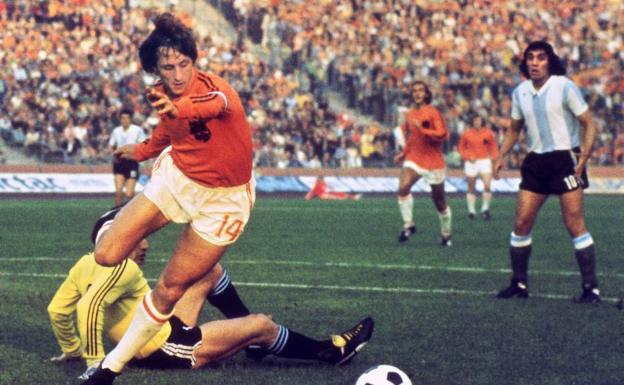Johan Cruyff, in one of the historic matches against Argentina.