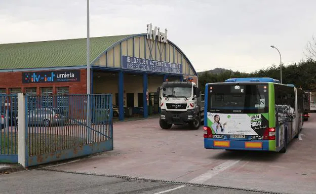 Vehículos de todo tipo pasaron ayer la ITV en la estación de Urnieta, gestionada ahora por el grupo Itevelesa. / MICHELENA