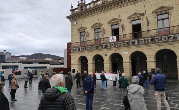 Los pensionistas, ayer ante el Ayuntamiento de Irun. / F. DE LA HERA