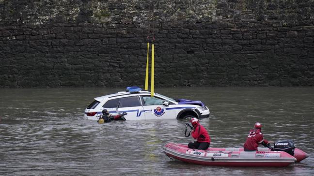 Encuentran el cuerpo sin vida del agente de la Ertzaintza desaparecido tras caer su coche al río