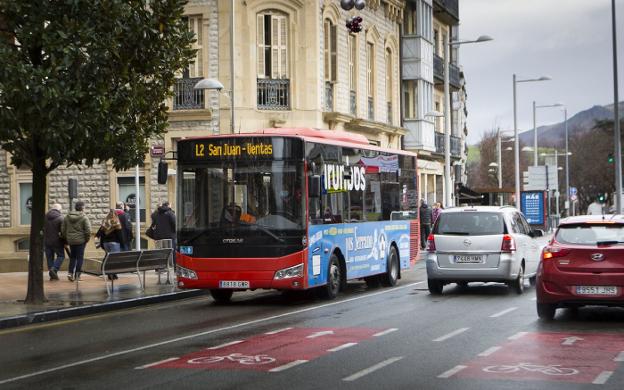 El Pleno autorizó compensar a las prestatarias del transporte público urbano y la OTA. / FOTOS: F. DE LA HERA