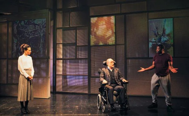 Begoña Maestre, Roberto Álvarez y Jimmy Roca, en una representación de la obra 'Intocables', que el sábado llegará al Amaia. / ADOS TEATROA