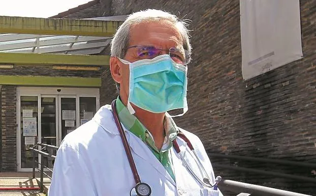 Salvador Tranche, a las puertas del Centro de Salud El Cristo de Oviedo./