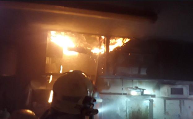 Los bomberos sofocan las llamas.