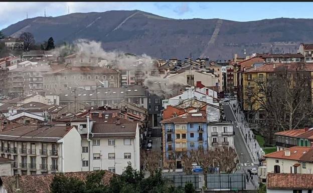 La humareda por el incendio en el restaurante de la calle San Marcial de Irun../de la hera