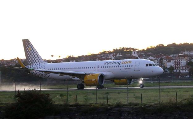 Un avión de Vueling en el aeropuerto de Hondarribia. /F. DE LA HERA