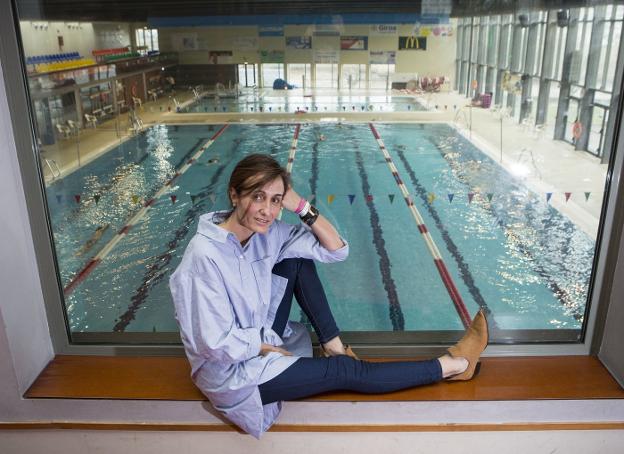 Ane Saseta lo ha sido todo en el Bidasoa y en las piscinas de Irun: nadadora, voluntaria, entrenadora y ahora presidenta. / F. DE LA HERA
