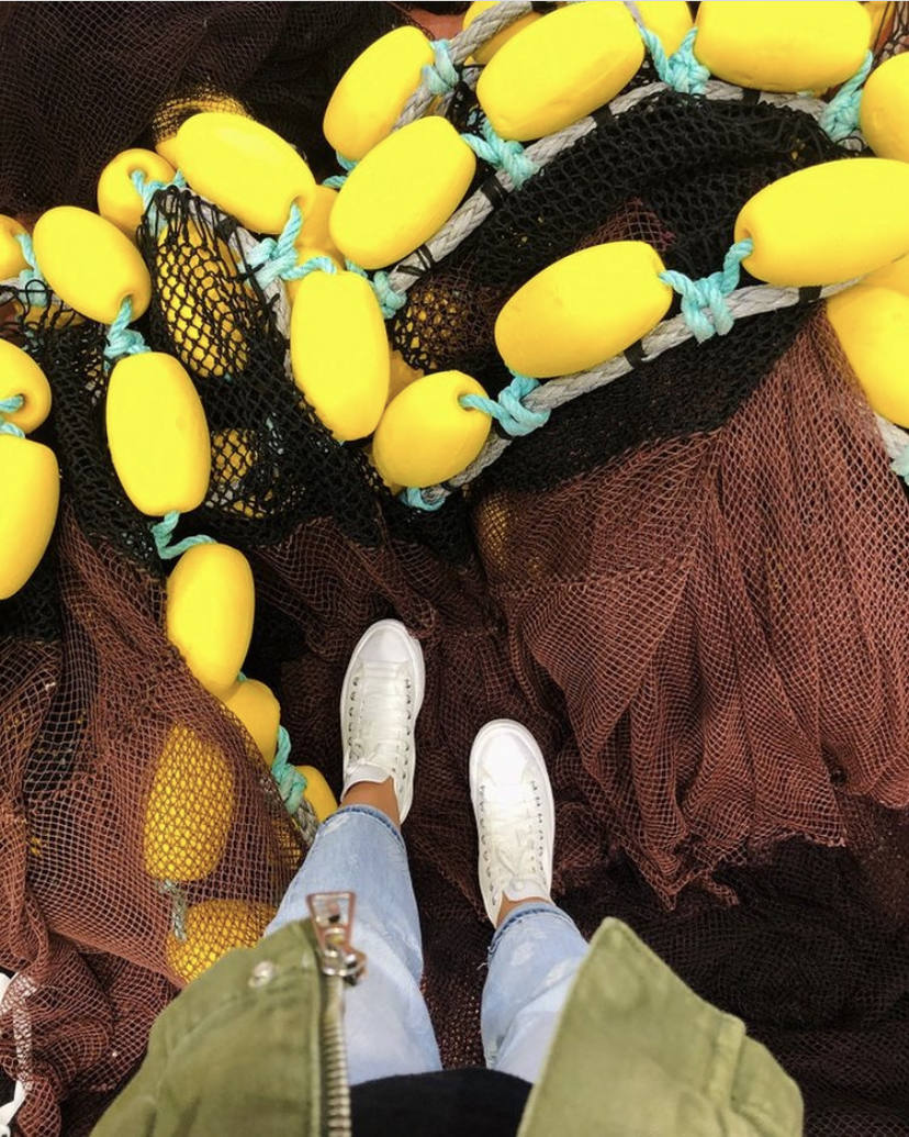 Los bolsos hechos con redes de pesca causan sensación en Gipuzkoa El