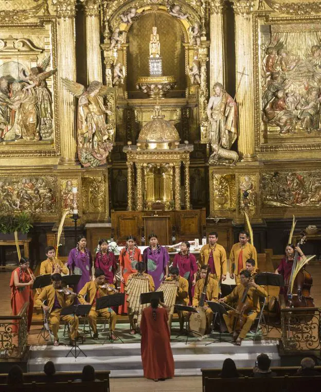 El Ensemble Moxos, en el concierto ofrecido en la parroquia de Santa María del Juncal, durante la gira realizada en 2018. / F. DE LA HERA