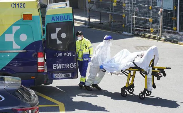 Un paciente fue trasladado ayer a urgencias del Hospital de Donostia. 
