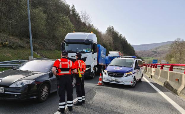 La abolición de los desarrollos perimetrales en las comunidades vecinas amenaza con dejar a Euskadi en aislamiento 2 Control de la Ertzaintza a la entrada de Gipuzkoa./Irekia