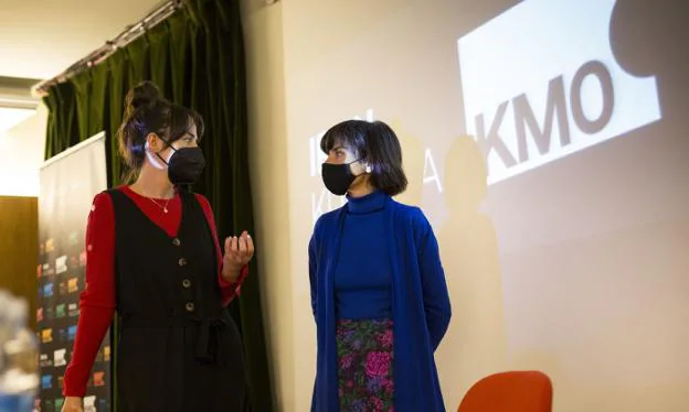 La delegada de Cultura Juncal Eizaguirre y la artista Ainara Oscoz conversan antes de comenzar la presentación de la nueva edición de la iniciativa Kultura Km0. / F. DE LA HERA