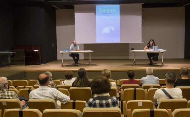El escritor irundarra Felipe Cambón presentó su segunda novela, 'Dos mares', en la Casa de Cultura de Hondarribia, en un acto en el que estuvo acompañado por Itziar Sistiaga. / DE LA HERA