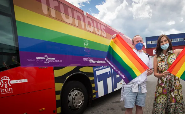 Koldo Zabala y Miren Echeveste junto al autobús serigrafiado con la bandera arcoíris./ f. de la hera