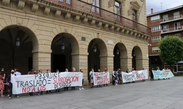 Miembros de la plantilla de Brioche Pasquier-Recondo llevaron el domingo sus reclamaciones a la puerta del ayuntamiento. / F. DE LA HERA