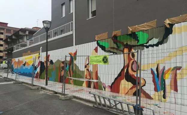 Con el mural de la fachada de la calle Pello Bixente concluye la rehabilitación exterior del edificio. / F. DE LA HERA