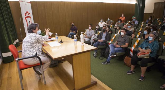 Mertxe Tranche llenó la sala con su charla sobre el Irun de los años de la Segunda República. / F. DE LA HERA