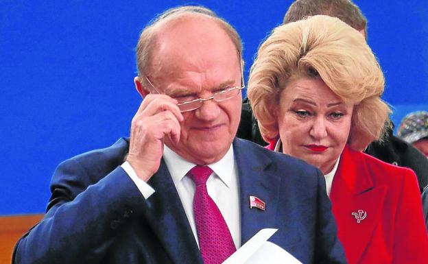 The candidate of the Communist Party of the Russian Federation, Gennady Zyuganov, casts his vote.