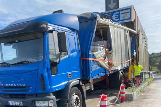 Un camión se queda atascado en Zarautz y le pasa lo mismo a la grúa que lo  remolcaba | El Diario Vasco