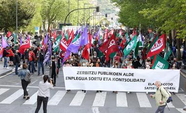 Manifestación de interinos de la administración vasca en demanda de la consolidación de sus puestos por las calles de Donostia./JUANTXO LUSA