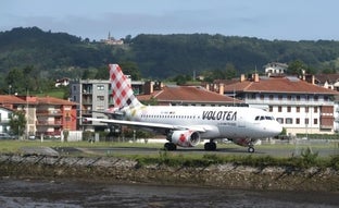 Un avión de Volotea en la pista de Hondarribia./mikel fraile