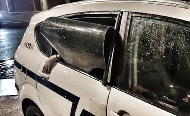 Una detenida en Irun destroza el habitáculo trasero del coche de la Ertzaintza al intentar escapar