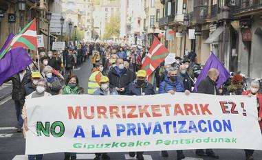 Los pensionistas se han manifestado por las calles de San Sebastián./jose mari lópez