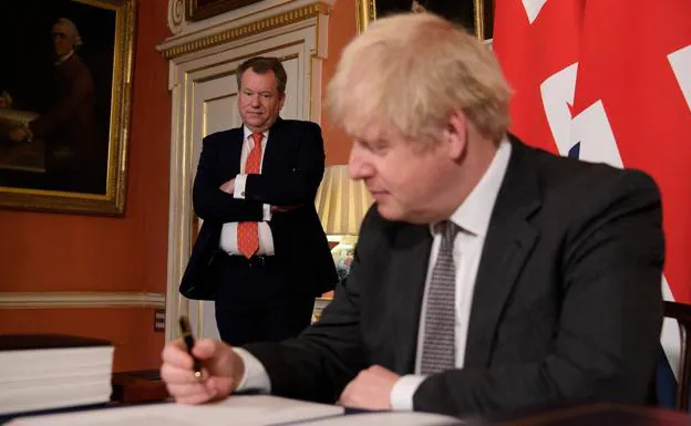 Lord Frost with British Prime Minister Boris Johnson during the signing of the Brexit agreement