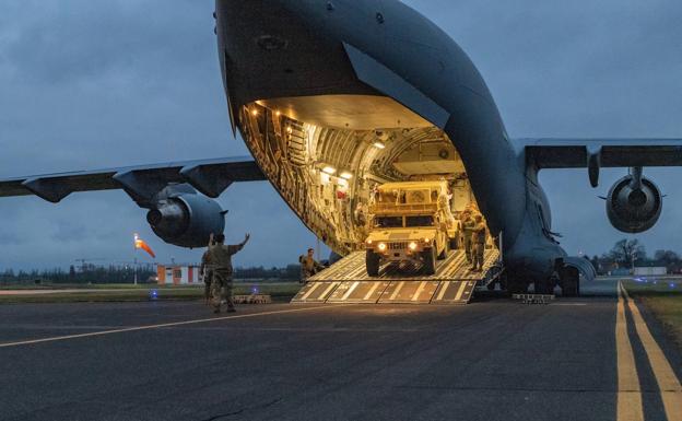 Landing tasks of US troops from the plane arrived this Saturday to the Polish city of Jasionka.