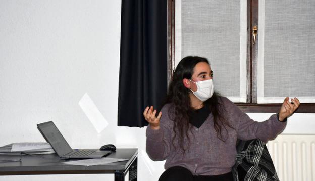 Maddi Dorronsoro hitzaldiko une batean. / NÚÑEZ