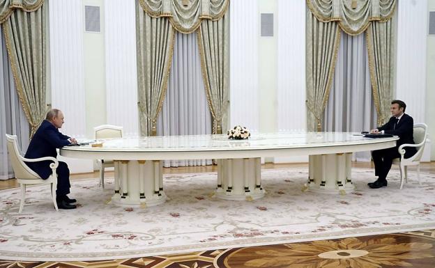 Vladimir Putin and Emmanuel Macron, on the 7th in Moscow, sitting at the table made in Valencia.