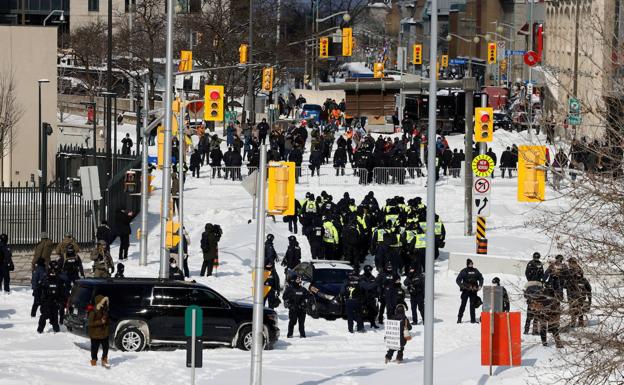 The policemen, ready to intervene in the protest of the truckers in the streets of Ottawa.