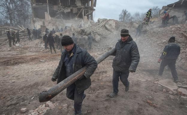 Joined.  The population helps to collect material from a Ukrainian military base hit by a Russian missile.