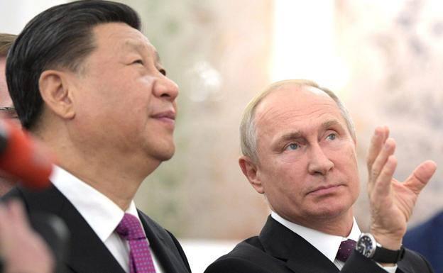 Vladimir Putin talks with Chinese President Xi Jinping. 