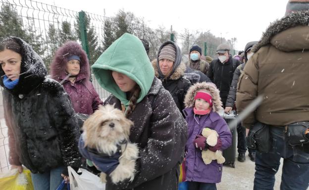 Ukrainian refugees on the border with Romania.