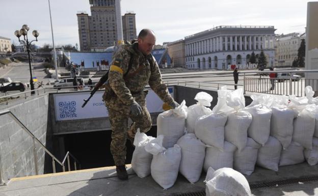 Kiev continues to prepare its defense against the foreseeable Russian attack.