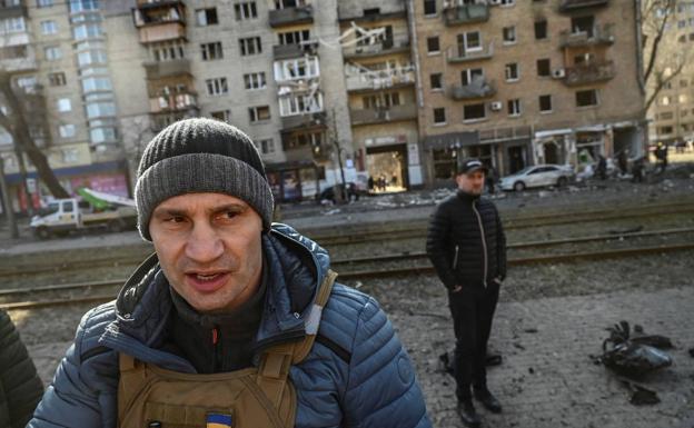 Vitali Klichko, mayor of kyiv, inspecting the damage caused in the city by the Russian attacks.