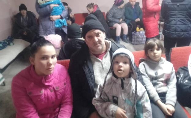 Iñaki with three of his children last week in a basement where they took refuge with other neighbors.