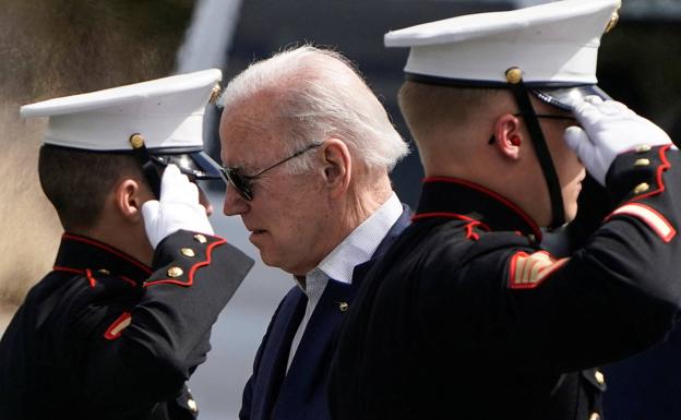 Joe Biden prepares to board the Marine One helicopter.