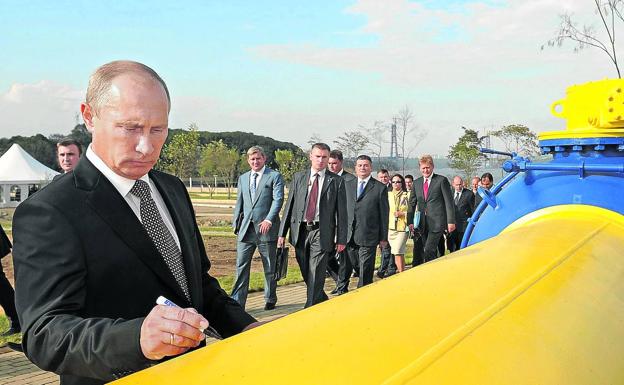 Vladimir Putin celebrates with his signature the inauguration of the Sakhalin-Khabarovsk-Vladivostok gas pipeline.