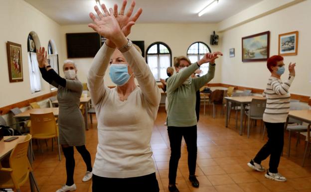 Clase de baile en la asociación de jubilados Guardaplata.
