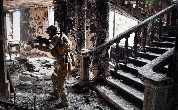A Russian soldier walks through the rubble of the collapsed theater in Mariupol, where the Kremlin Army continues to attack.