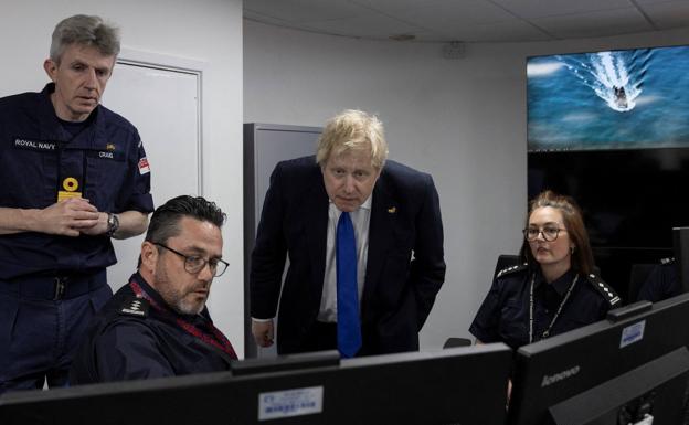 Boris Johnson, this Thursday at the English Channel Rescue Coordination Center in Dover.