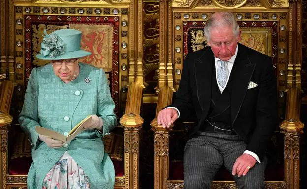 Elizabeth II and Prince Charles, at the opening of the political course of the British Parliament in 2019.