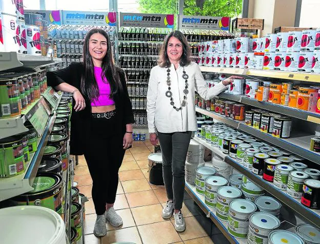 Actuellement c'est Sandra - à droite - qui s'occupe du magasin avec l'aide de Leire Caro. 