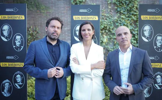 The journalist Ana Pastor, between Aitor Gabilondo, on the left, and José Antonio Antón, content director of Atresmedia TV. 