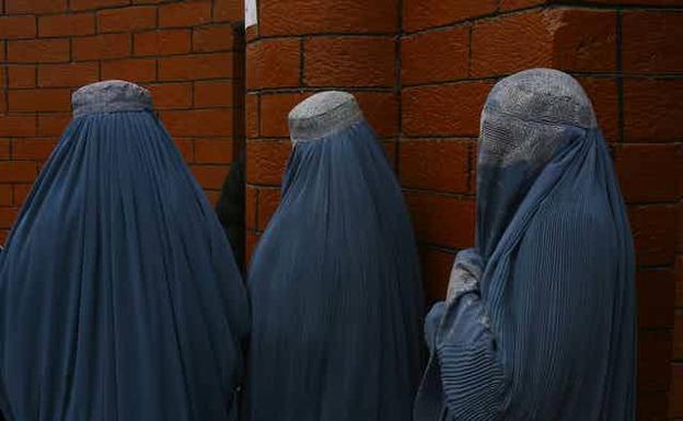 Burqa-wearing women on the streets of Kabul.