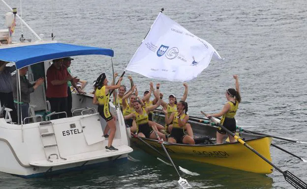 Orio celebrates his victory in the Gipuzkoa Championship played in the waters of Hondarribia. 