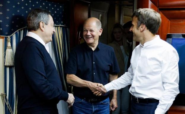 Draghi, Scholz and Macron greet each other on a train in kyiv. 